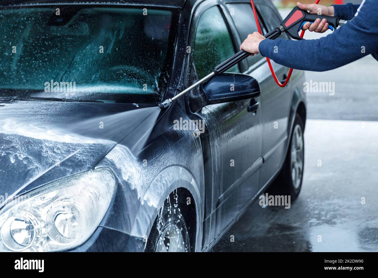 Car wash worker is washing client's car Stock Photo Alamy
