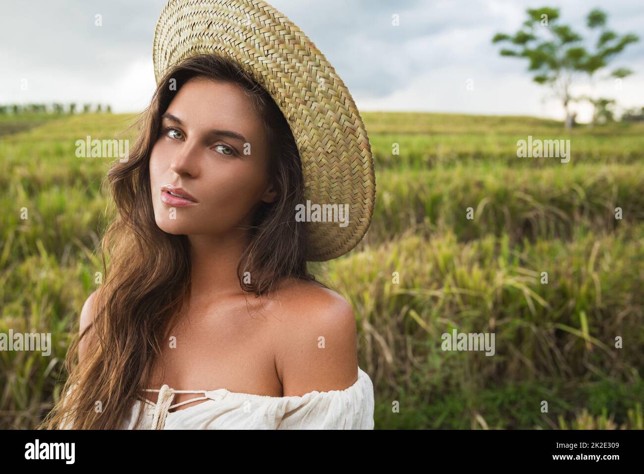 Portrait of young lovely woman wearing straw hat Stock Photo - Alamy