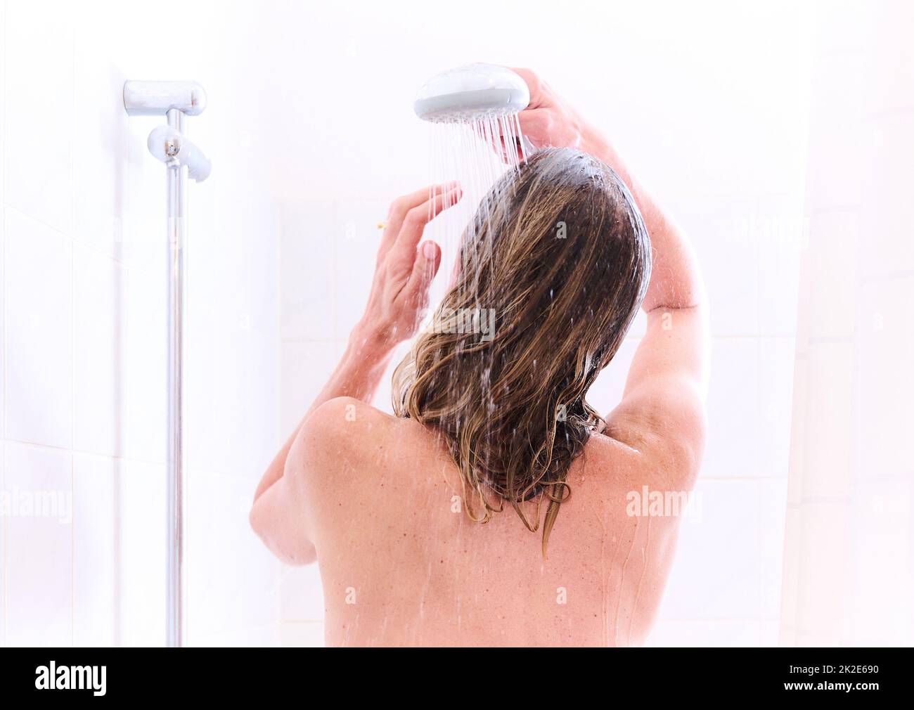 Berlin, Germany. 19th Sep, 2022. ILLUSTRATION A woman stands in the