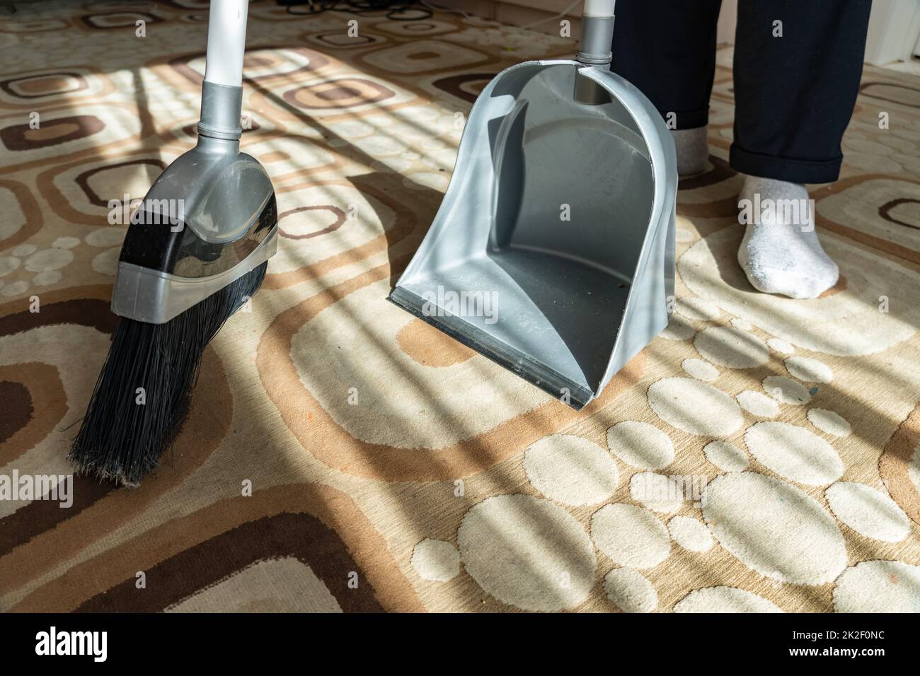 Dustpan hires stock photography and images Alamy