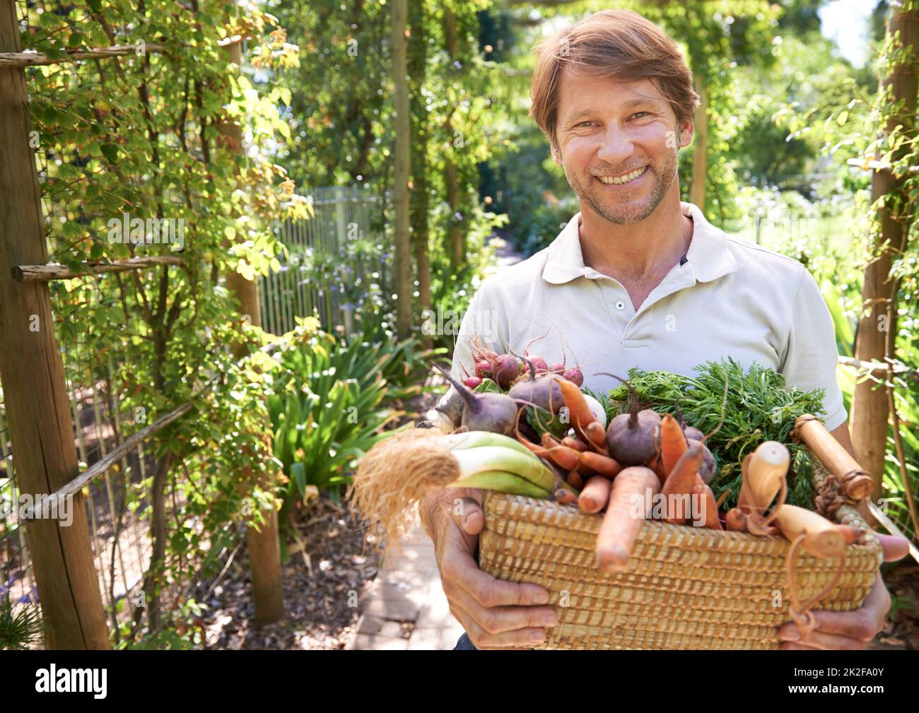 Man vegetables basket hi-res stock photography and images - Alamy