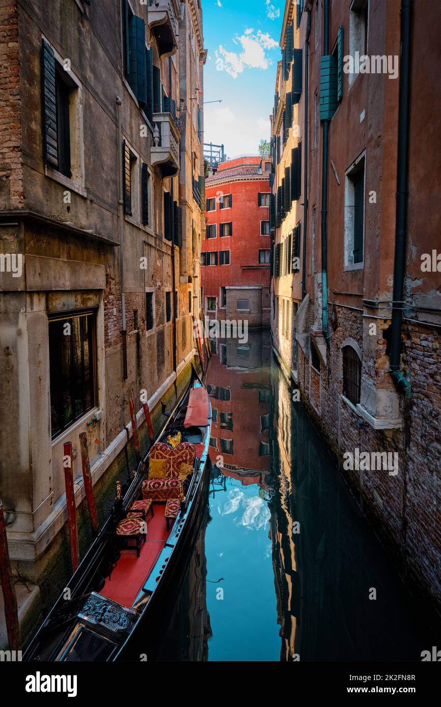 Old narrow boat hi-res stock photography and images - Alamy