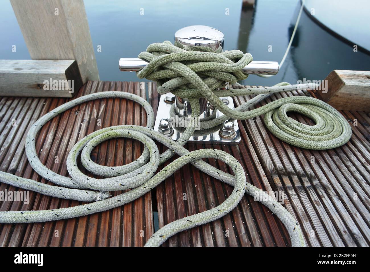 Mooring line on a bollard Stock Photo Alamy