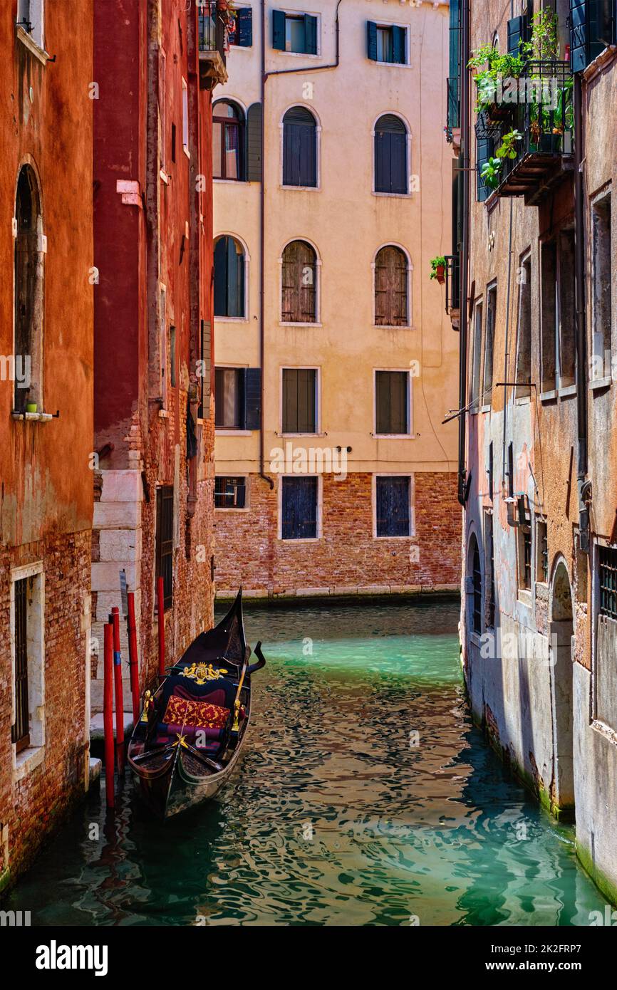 Venice italy gondola narrow canal hi-res stock photography and images ...