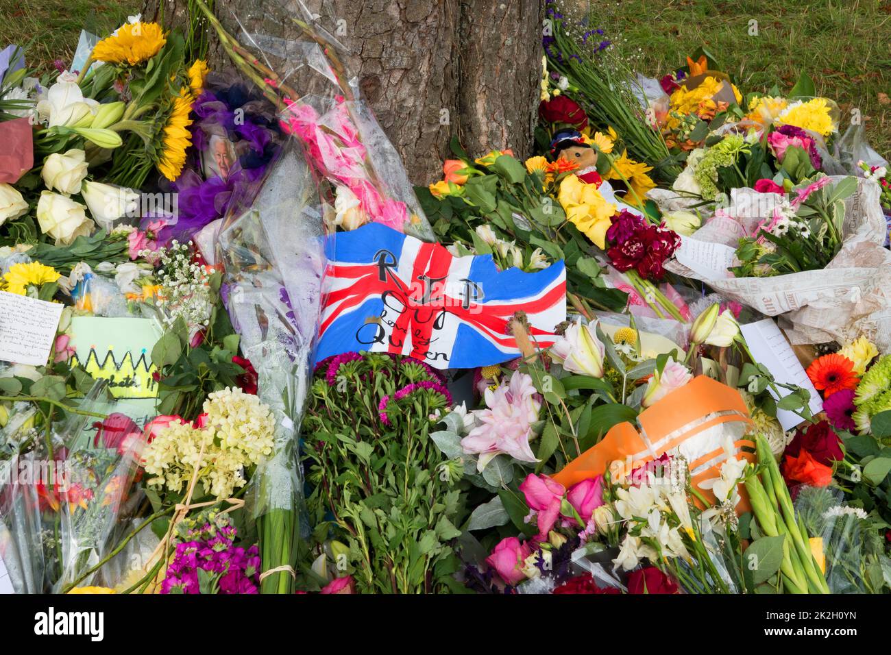 Floral tributes laid at Windsor Castle on the death of Elizabeth II Stock Photo