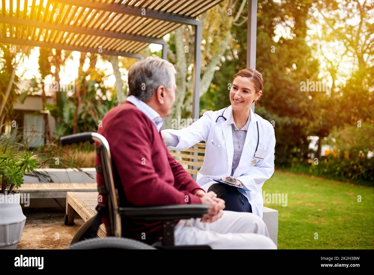 Two elderly women sitting talking hi-res stock photography and images ...