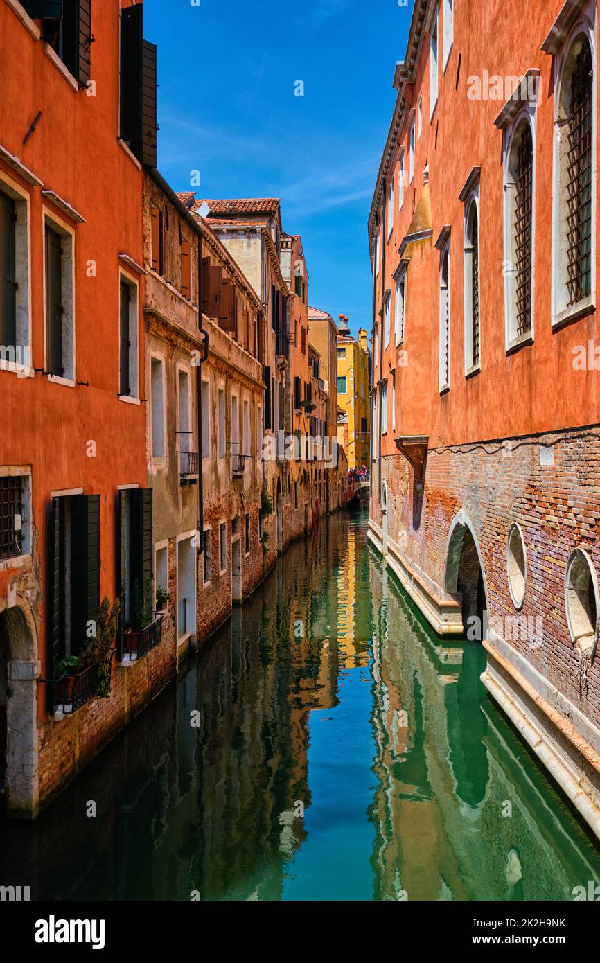 Narrow canal houses hi-res stock photography and images - Alamy