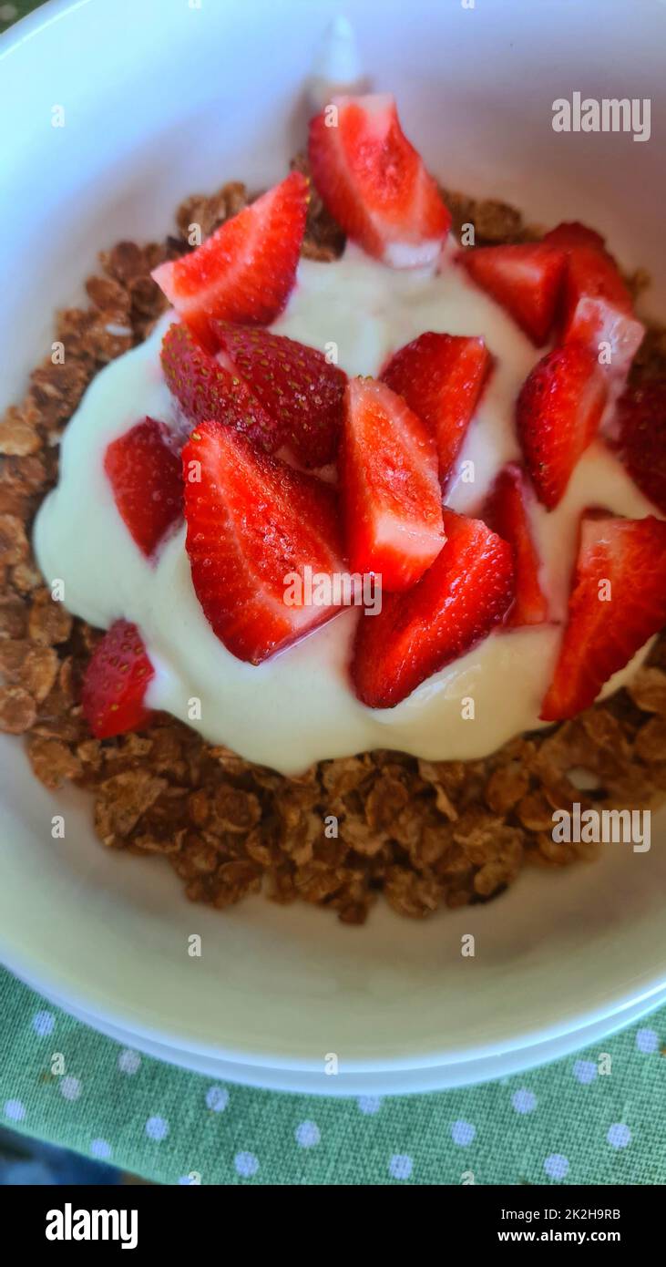 Parfait de yogur griego con fresa. Stock Photo