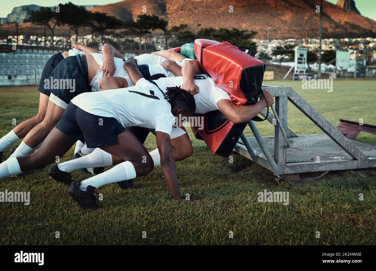 Rugby Homem Bola Zoom Pernas Macho Forte Musculoso Pronto Para fotos,  imagens de © PeopleImages.com #647353452