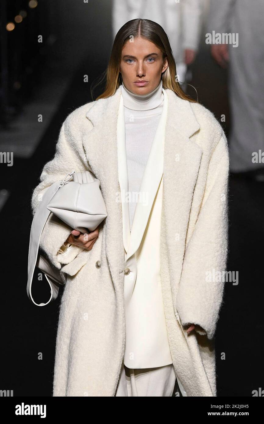 Milan, Italien. 22nd Sep, 2022. BOSS AW22 runway during Milan fashion ...