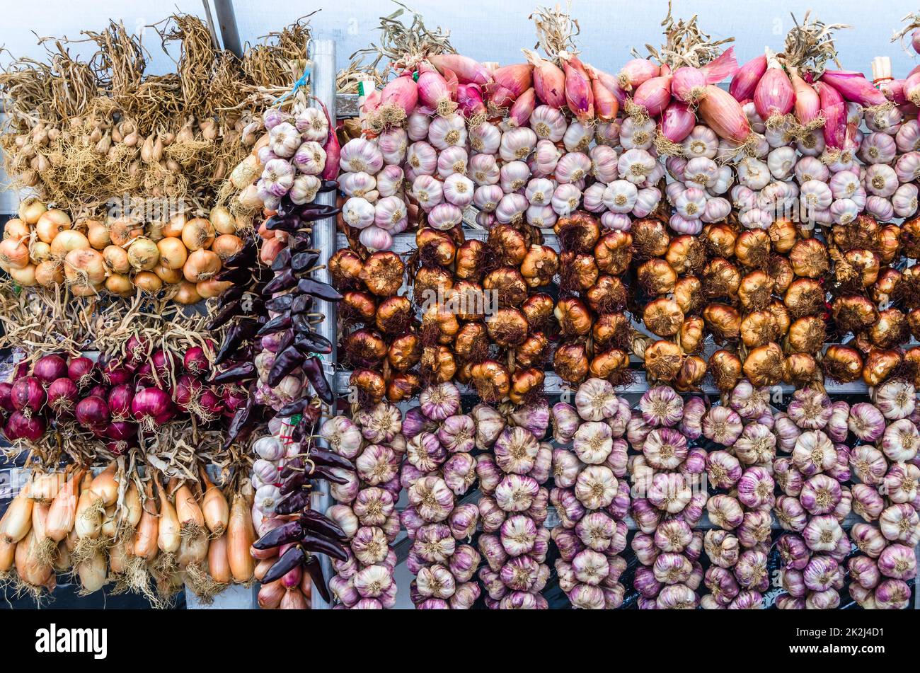 Onion, garlic and chili peppers in a market Stock Photo - Alamy