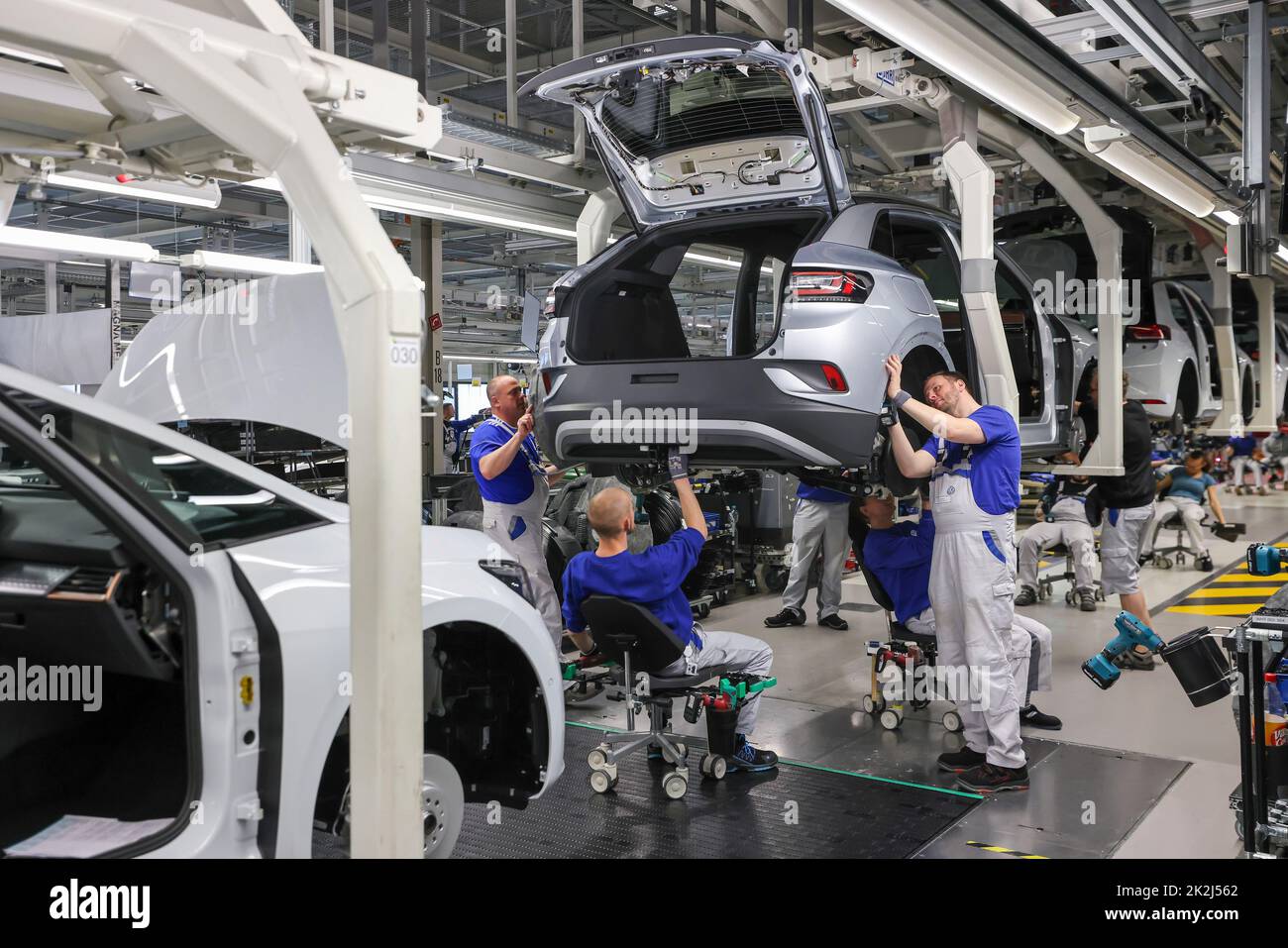 Zwickau, Germany. 26th Apr, 2022. Employees assemble an ID.4 at Volkswagen's plant in Zwickau. In addition to VW vehicles, vehicles from the Group's Audi and Seat brands also come off the production line at the plant. The vehicles are based on the Modular Electric Toolkit. Volkswagen has converted the site, which employs around 9,000 people, into a purely electric vehicle factory at a cost of ·1.2 billion. Credit: Jan Woitas/dpa/Alamy Live News Stock Photo