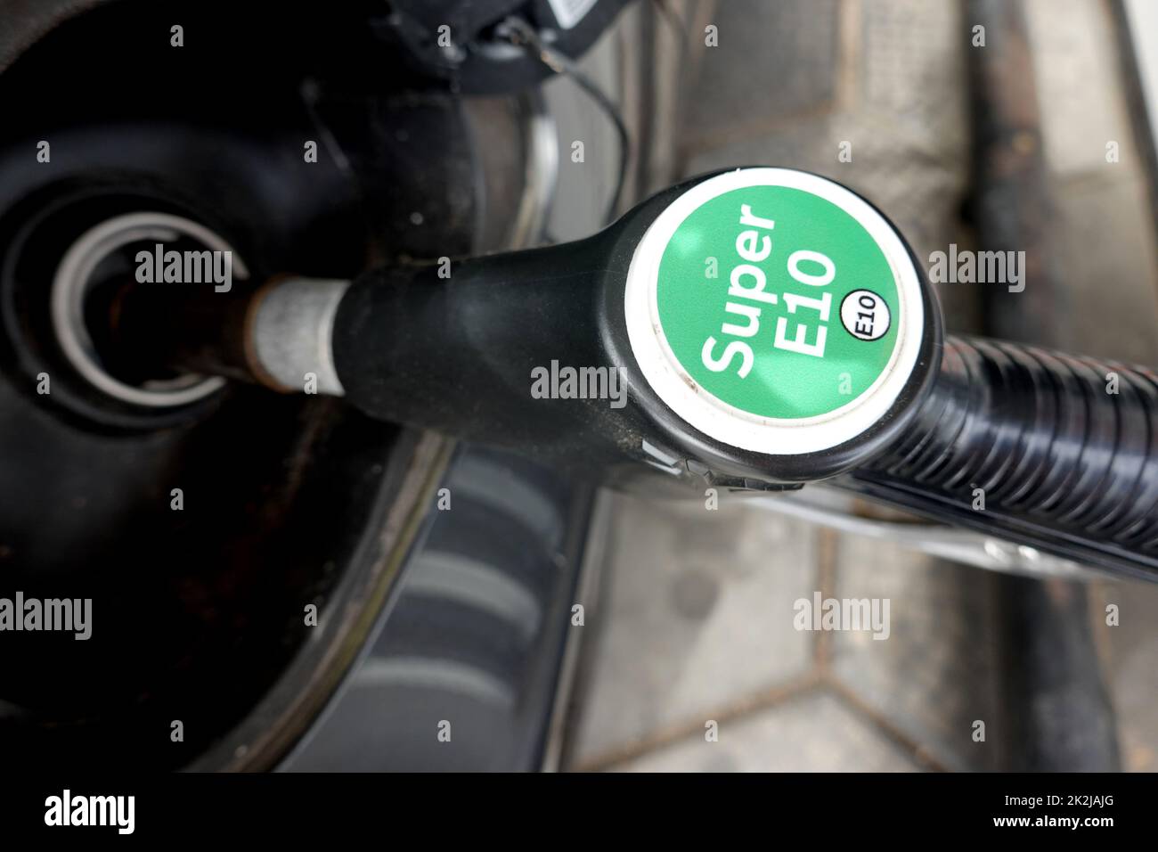 Benzin-Zapfhahn an einer Tankstelle Stock Photo