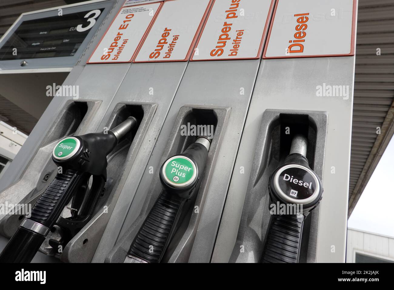 Benzin-Zapfhahn an einer Tankstelle Stock Photo
