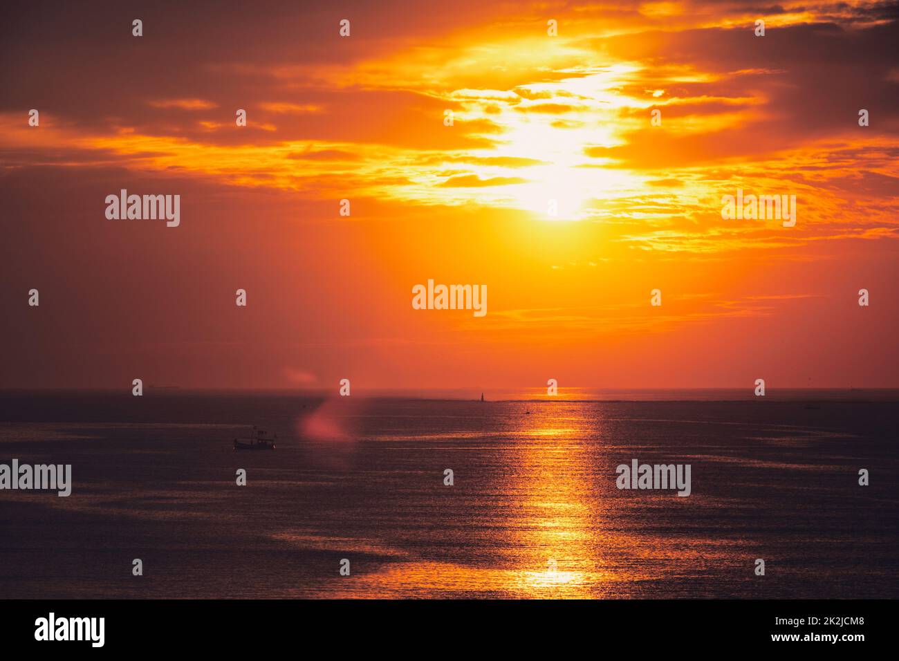 Sunset boat mumbai hi-res stock photography and images - Alamy