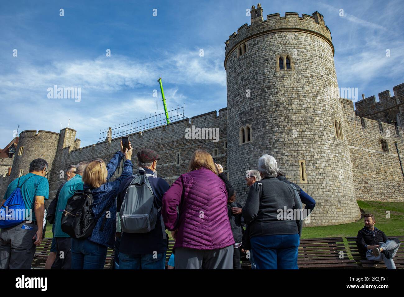 Windsor, UK. 22nd September, 2022. Tourists arrive at Windsor Castle three days after the funeral and committal of Queen Elizabeth II. Queen Elizabeth II, the UK's longest-serving monarch, died at Balmoral aged 96 on 8th September 2022 after a reign lasting 70 years. Credit: Mark Kerrison/Alamy Live News Stock Photo
