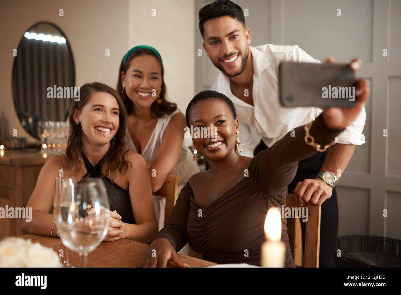 Mobile phone dinner party hi-res stock photography and images - Alamy
