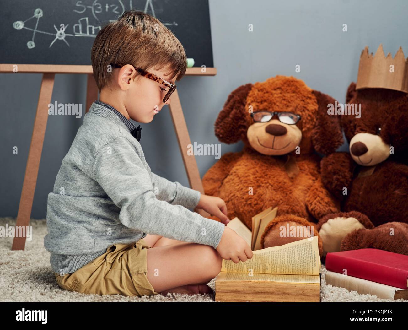 Teacher reading book kids classroom hi-res stock photography and images ...