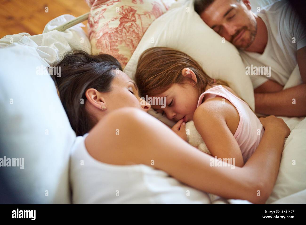 Куни спящей дочери. Нагие дети с родителями. Семья на кровати. Здоровой семейной коалиции в постели с ребенком.