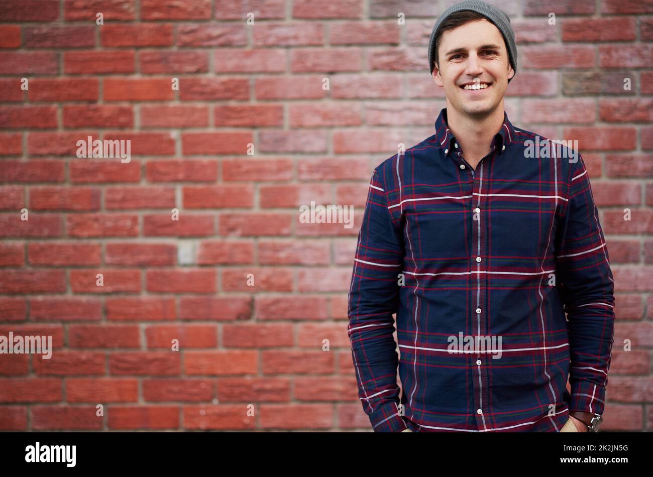 Man standing in front of wall hi-res stock photography and images - Alamy