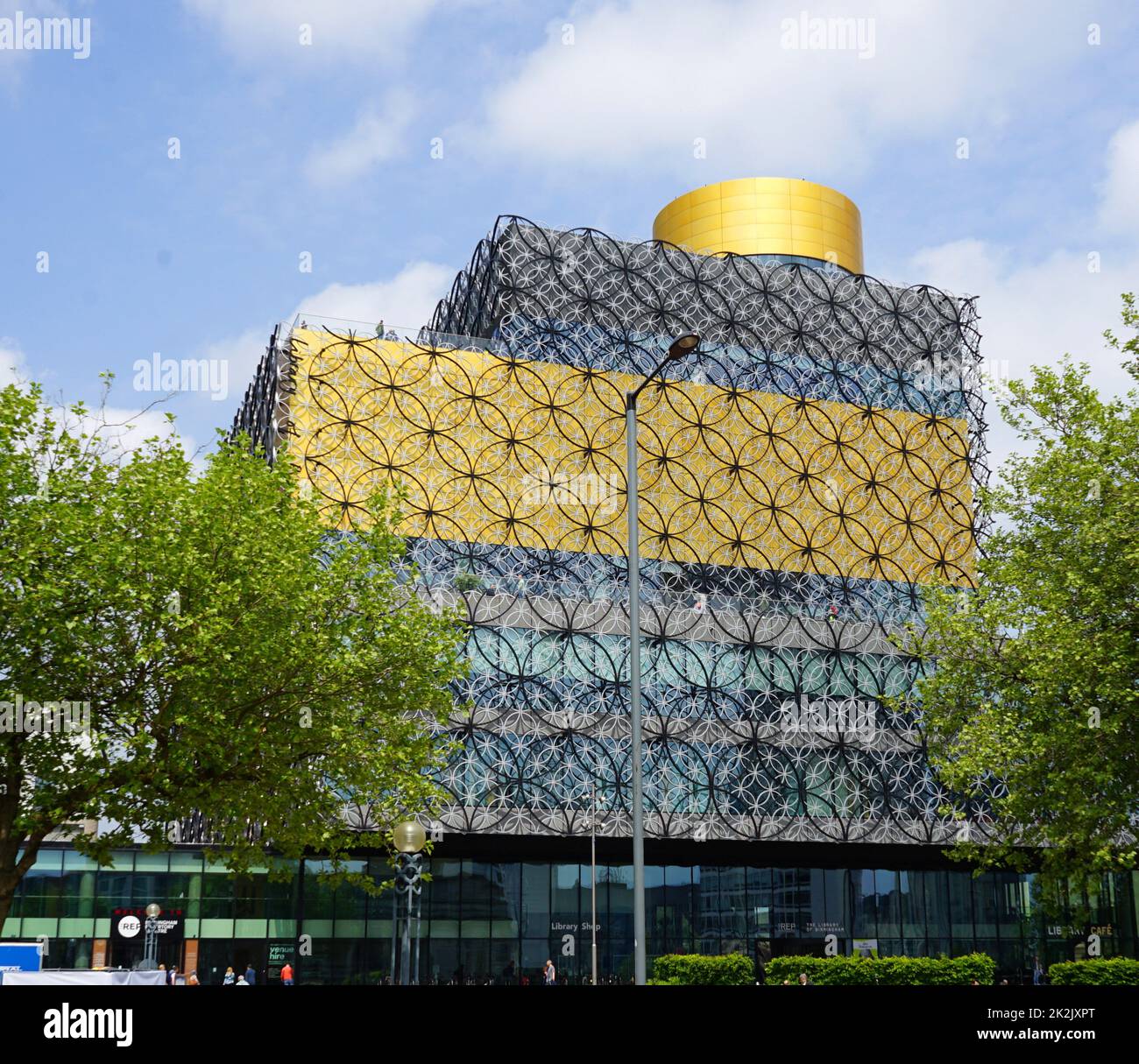 Post-modern, high tech, Library of Birmingham in Birmingham, England. designed by architect, Francine Houben in 2013. It is situated on the west side of the city centre at Centenary Square, beside the Birmingham Rep (to which it connects, and with which it shares some facilities) and Baskerville House. Upon opening on 3 September 2013 Stock Photo