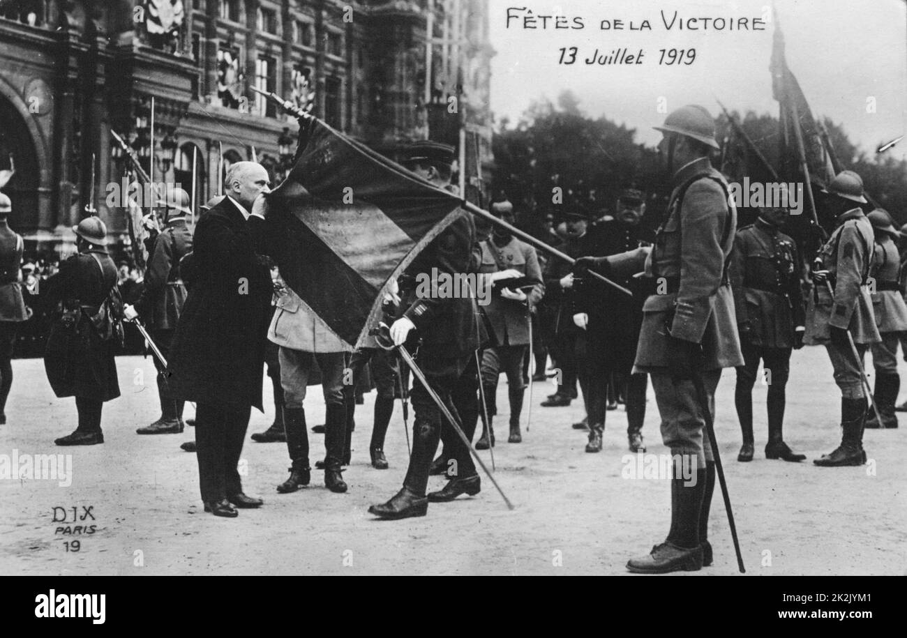 World War I 1914-1918:  French victory celebrations 13-14 July 1919 - kissing the three-coloured French flag. Stock Photo
