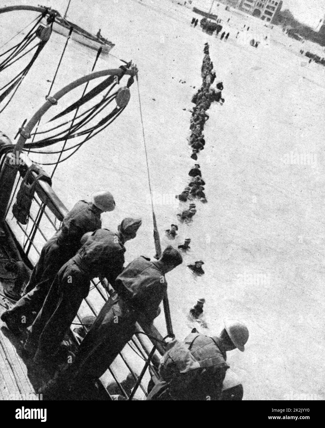 Evacuation of French, Belgian and British troops from Dunkirk, 27 May to 3 June 1940: Men wading out to board a warship. This Operation Dynamo evacuated 338,226 soldiers,  139,997 of the French Stock Photo