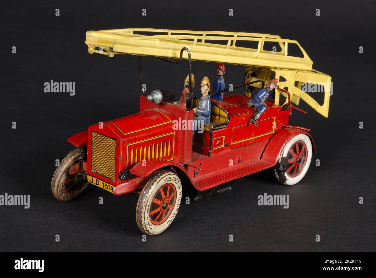 Toy from the british manufacturer J.D.N. Fire engine truck with ladder Tin plate toy Spring mechanism Length 23 cm 1940s Private collection Stock Photo