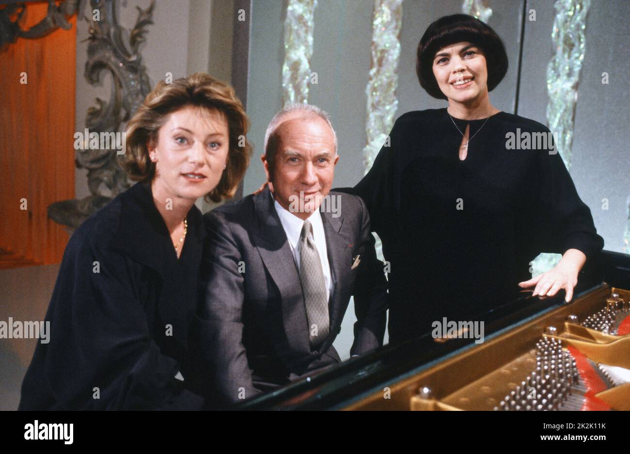 The pianist Alexis Weissenberg with the singers Sheila and Mireille Mathieu. April 1990 Stock Photo