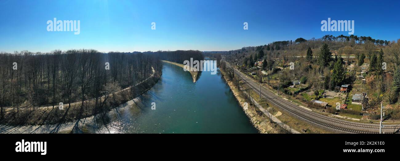 The Iller flows into the Danube here at the Illerspitze near Neu-Ulm ...