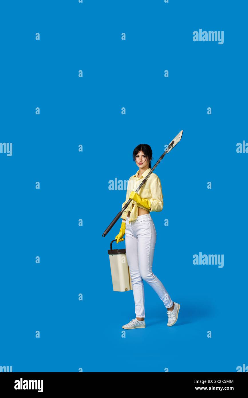 woman in rubber gloves with cleaning supplies Stock Photo - Alamy