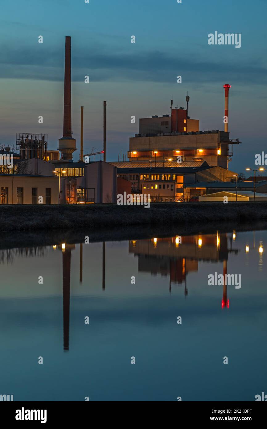 Night chemical factory hi-res stock photography and images - Alamy
