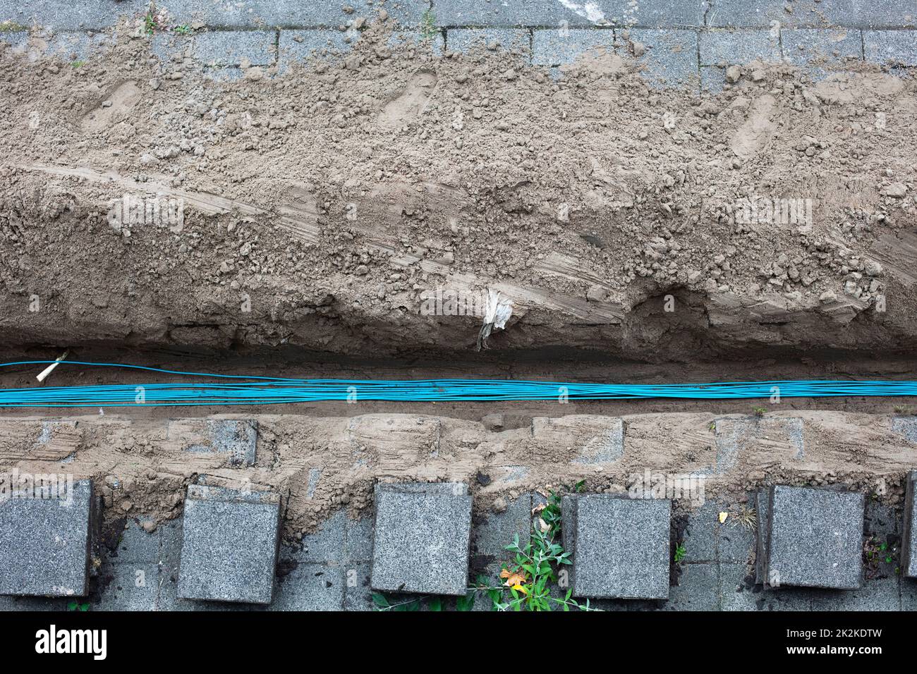 Fiber optic cables for fast connection laying in a trench in