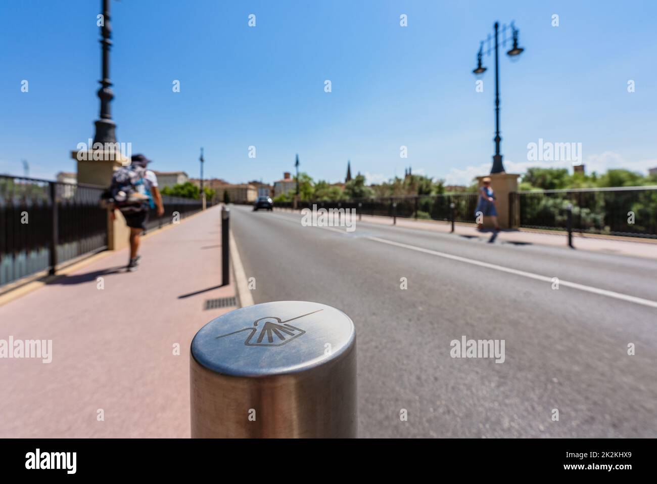 Logroño, Spain. August 5, 2022. A signpost shows the route towards Santiago de Compostela as is passes by River Ebro and Logroño in La Rioja, Spain Stock Photo
