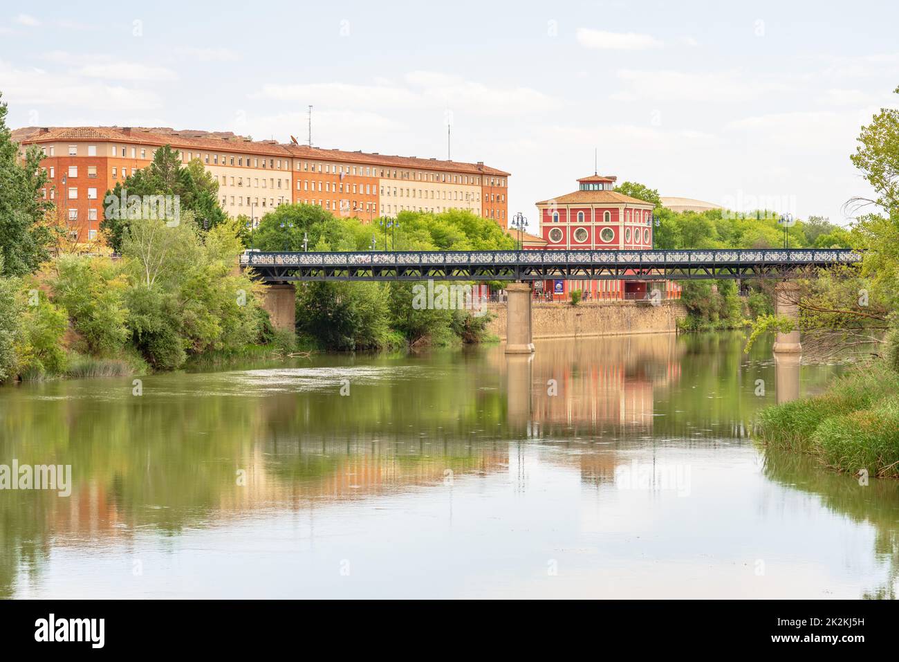 Scenic view of River Ebro and Puente de Hierro as it flows through out Logroño, La Rioja, Spain Stock Photo