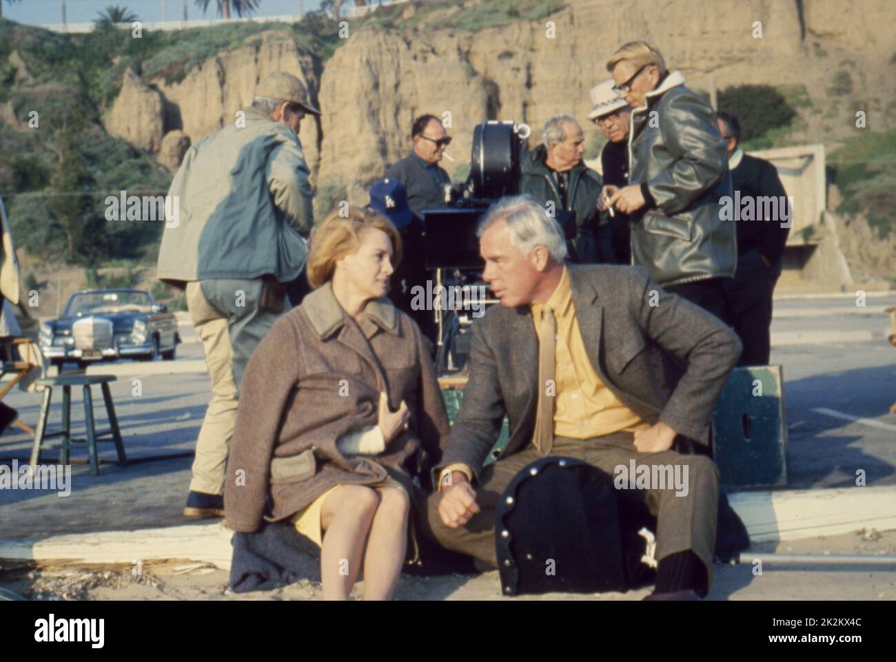 Point Blank USA, 1967 Lee Marvin, Angie Dickinson on the set. In the background, the director John Boorman Stock Photo