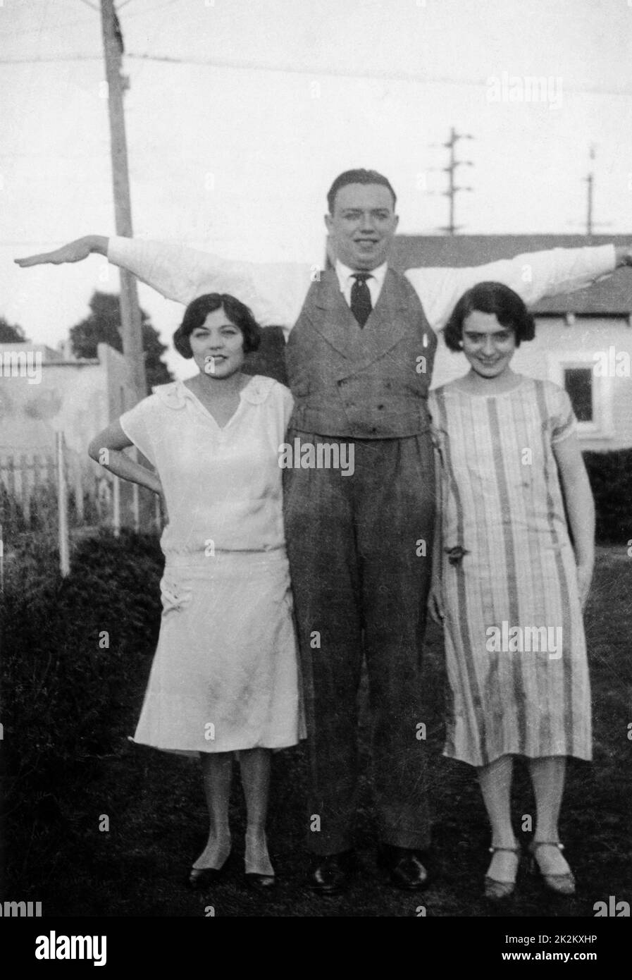 Robert Florey with two French actresses Renée Adorée and Mira Adorée (sisters) Ca 1923 Stock Photo