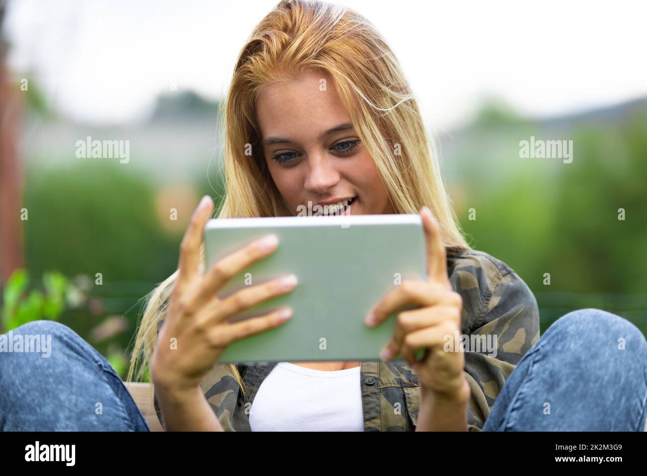 Teen girl reading tablet hi-res stock photography and images - Alamy