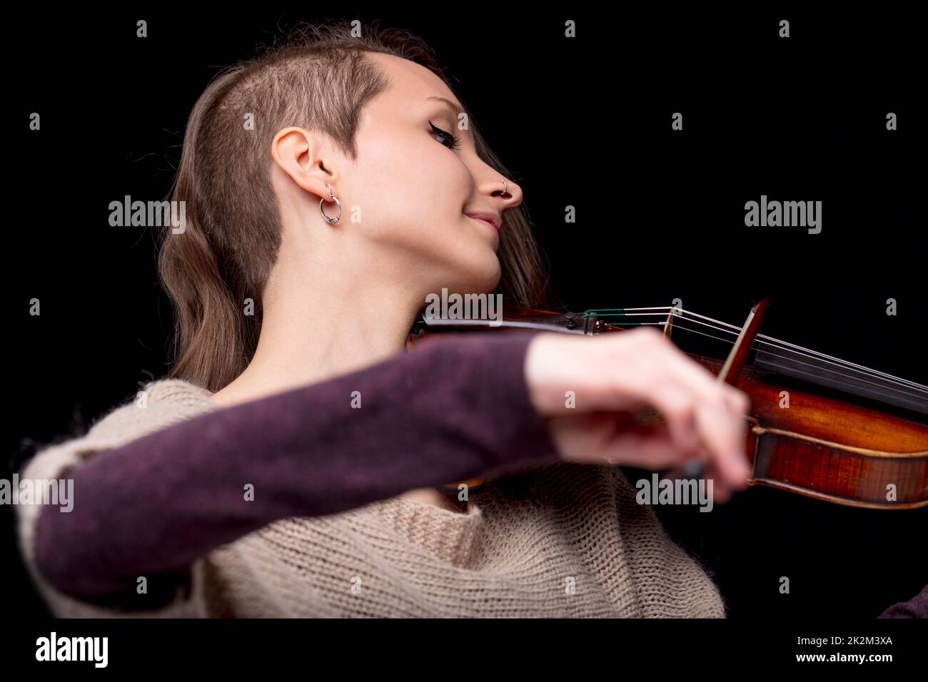 punk folk violinist woman smiling and playing Stock Photo - Alamy