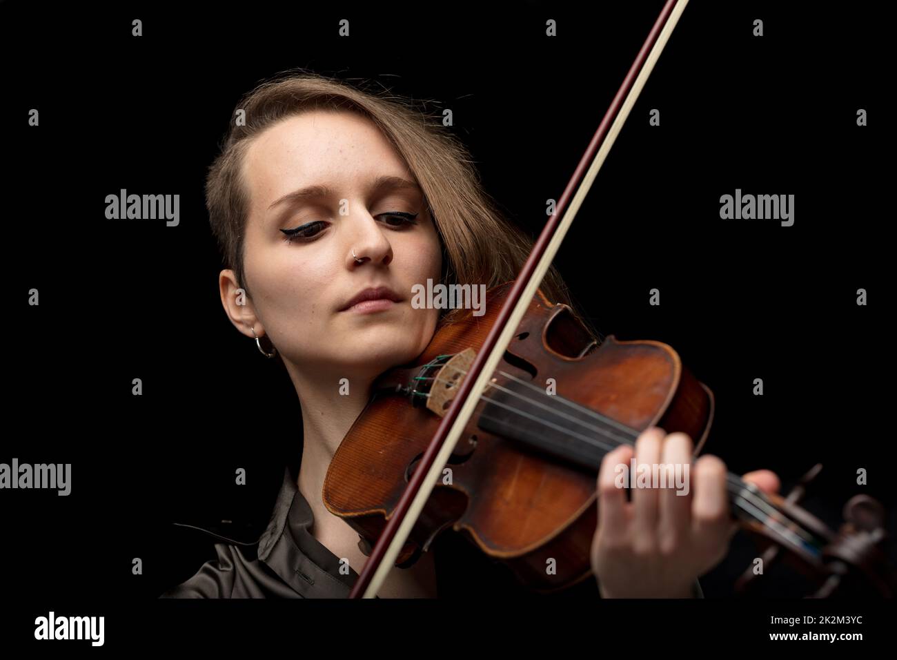 Professional woman violinist playing a violin Stock Photo Alamy
