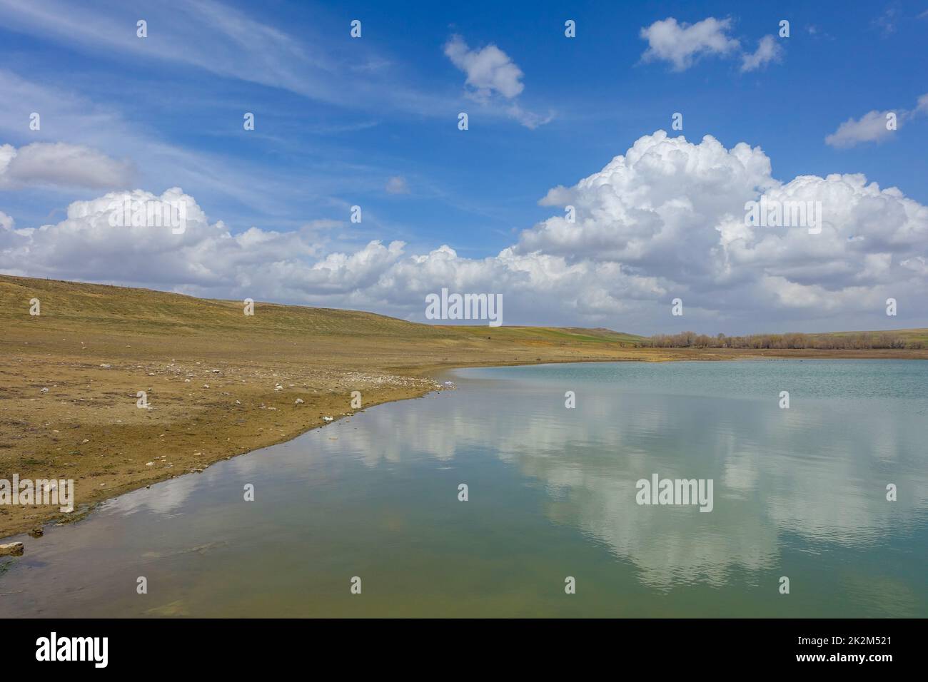 Water reflecting sky hi-res stock photography and images - Alamy