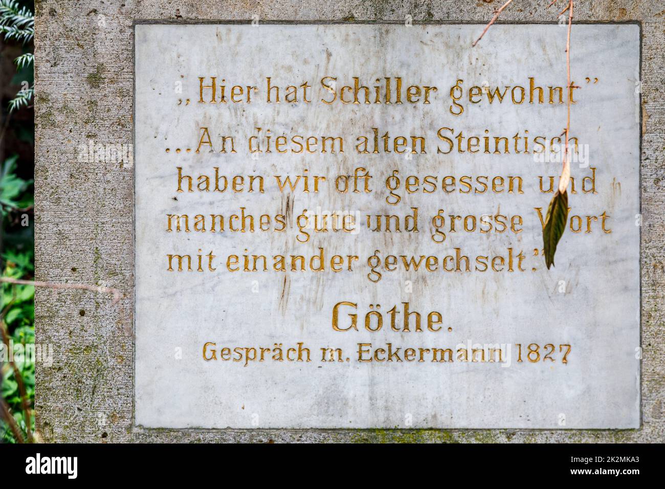 Inschrift eines Zitats von Goethe, die Gartenzinne auf dem Gelände von Schillers Gartenhaus betreffend Stock Photo