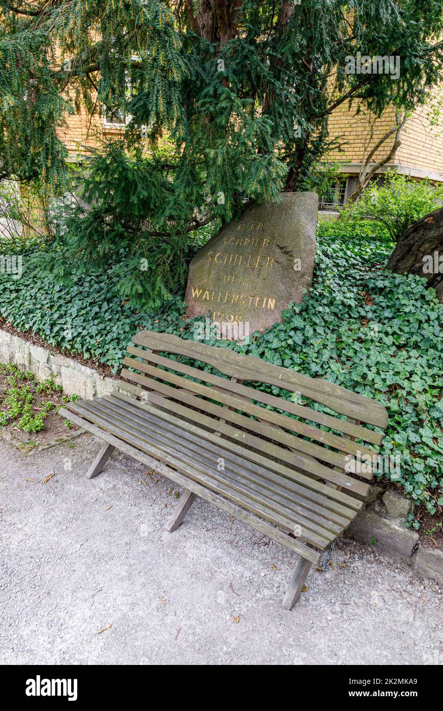 Gedenkstein mit der Aufschrift: Hier schrieb Schiller den Wallenstein 1798, Bank im Garten von Schillers Gartenhaus Stock Photo