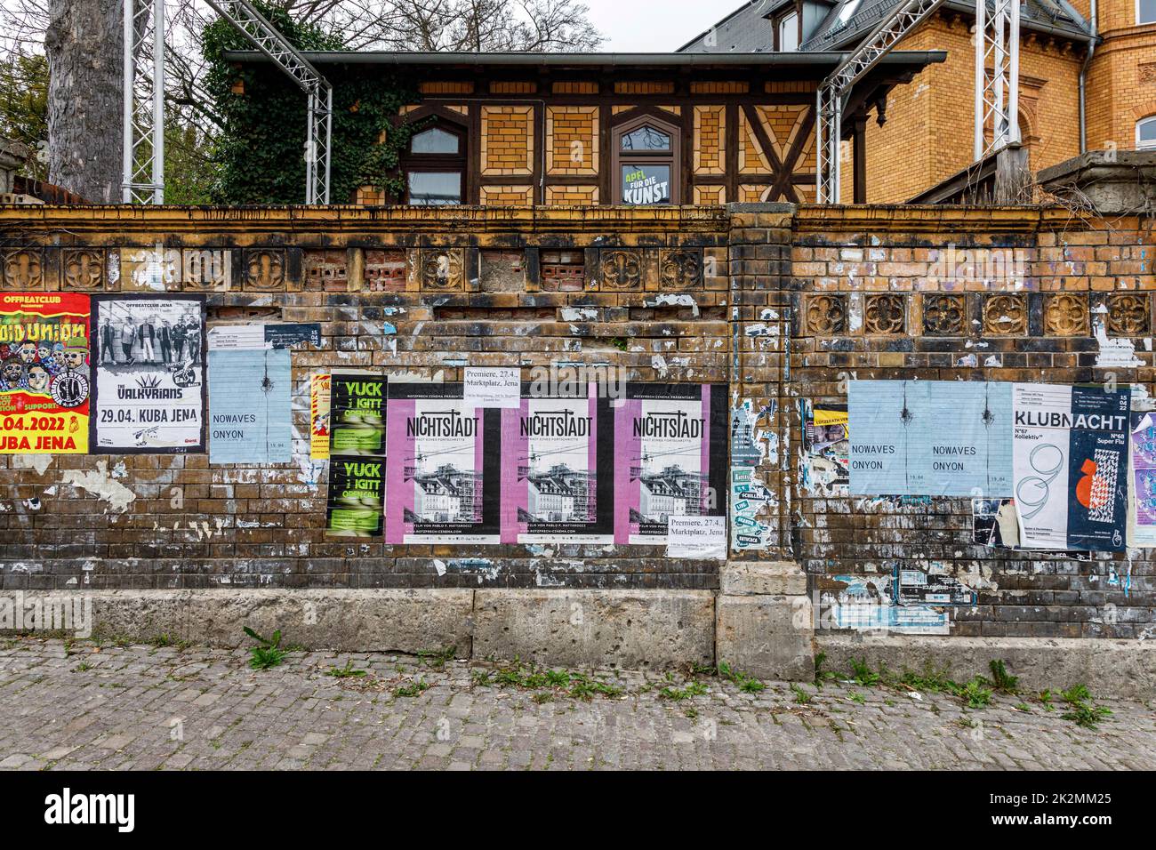 Plakatwerbung an einer alten Mauer in Jena Stock Photo