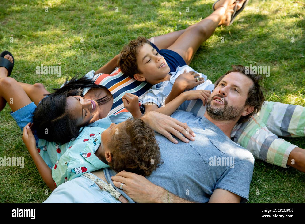 Family relaxing outdoors hi-res stock photography and images - Alamy