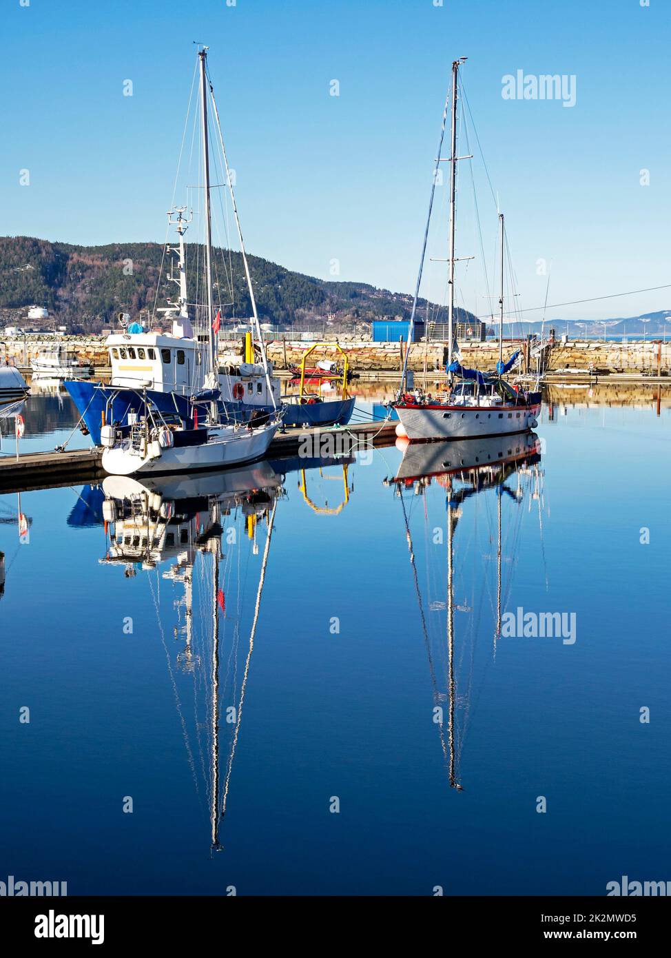 Boats in harbour reflected hi-res stock photography and images - Alamy