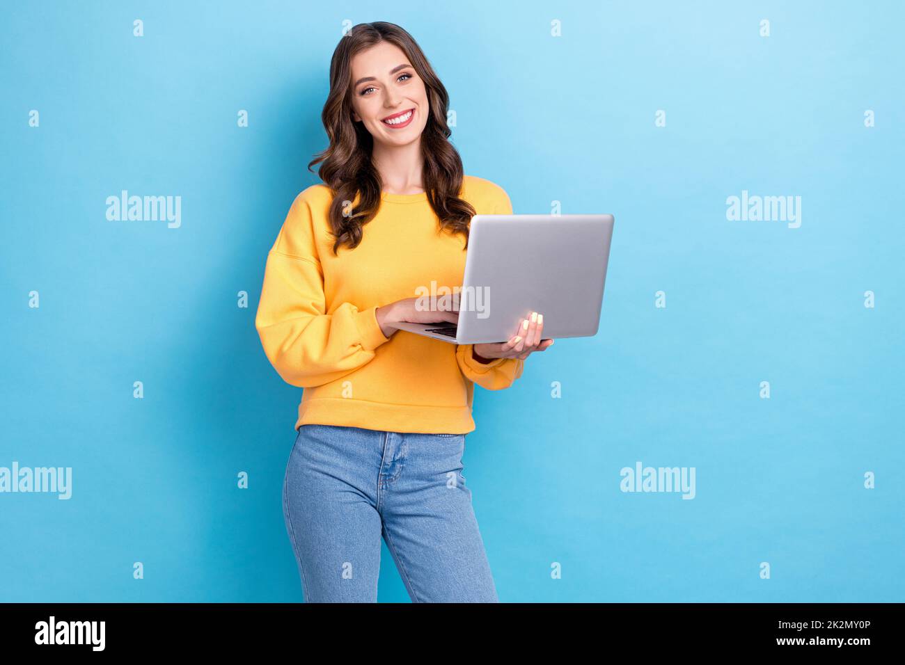 Photo of young positive pretty nice gorgeous girl businesswoman hold ...