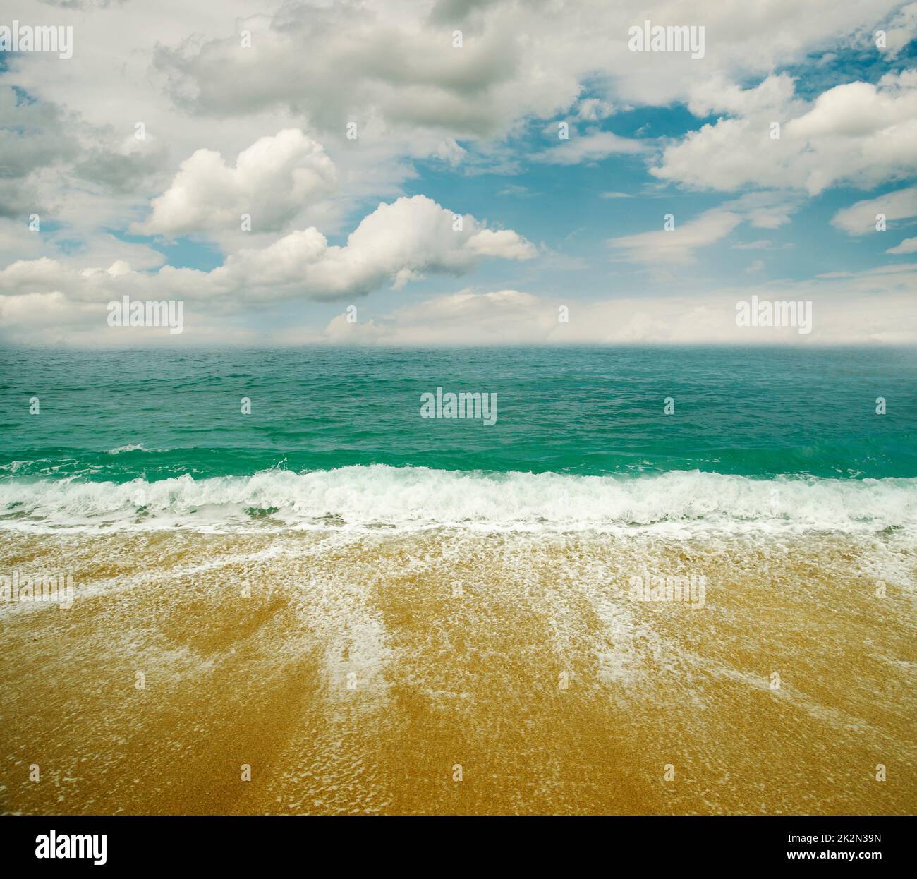 Beach sea blue sky clouds hi-res stock photography and images - Alamy