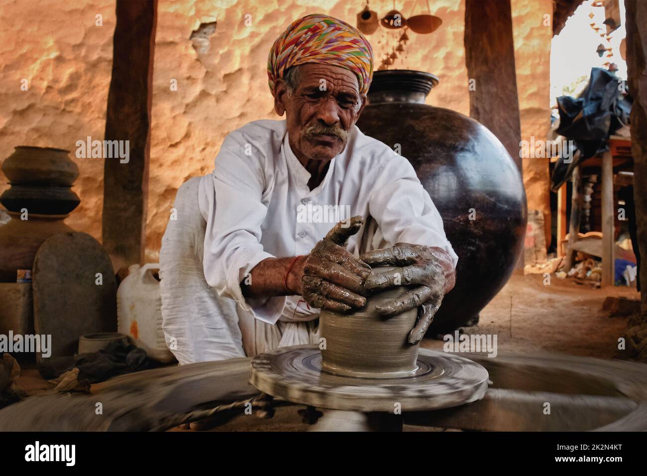 Indian potter at work. Handwork craft from Shilpagram, Udaipur, Rajasthan, India Stock Photo