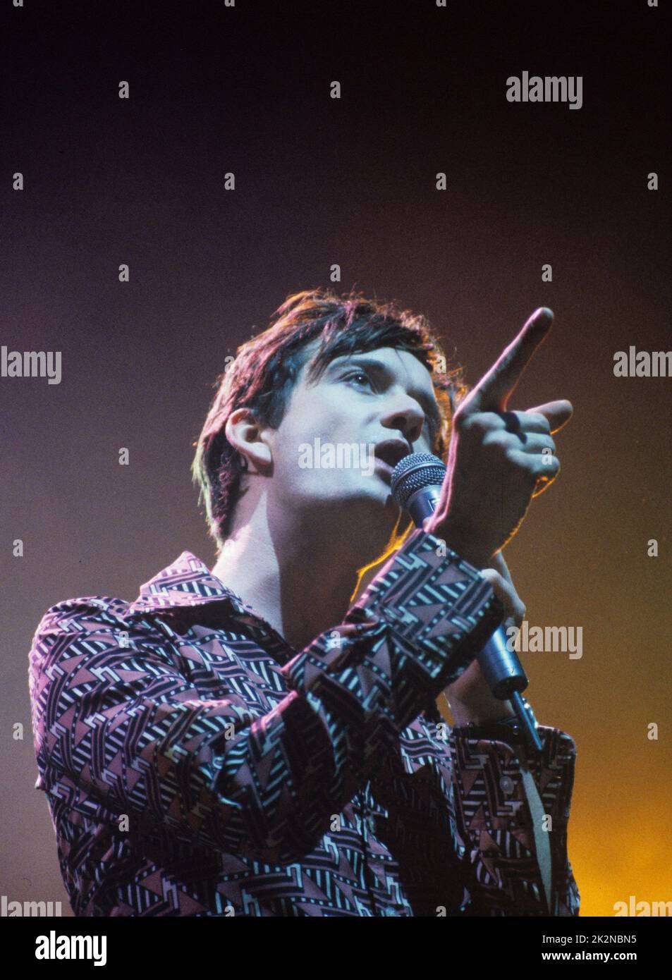 PULP ; Jarvis Cocker (vocals) ;  live at Wembley Arena, London, UK ;  4 March 1996 ;  Credit : Mel Longhurst / Performing Arts Images ;   www.performingartsimages.com Stock Photo